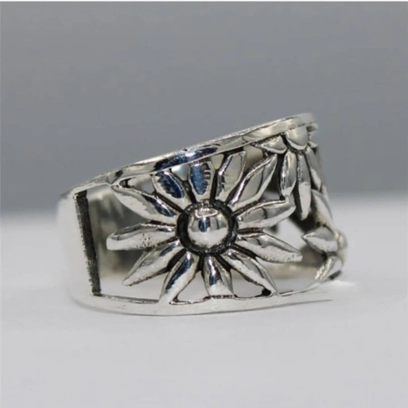Women's Bohemian Minimalist Silvertone Daisy Ring various - Picture 2 of 4